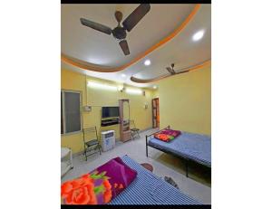 VishnupurLodge Meghamallar, Bishnupur的客厅配有吊扇和1张床