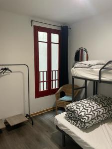 塔拉戈纳塔拉戈纳旅舍的客房设有两张双层床和一扇窗户。