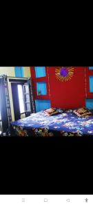 瓦拉纳西Shiva lodge的一间卧室配有一张红色床头板的床
