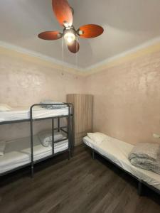 塔拉戈纳塔拉戈纳旅舍的客房设有两张双层床和吊扇。