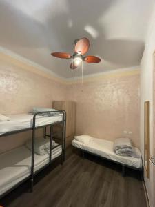 塔拉戈纳塔拉戈纳旅舍的客房设有两张双层床和吊扇。