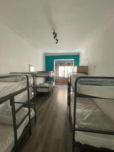 塔拉戈纳塔拉戈纳旅舍的一间房间,里面放着一张双层床