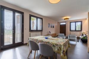 图列Intera villa con 2 bagni 4 camere da letto e box auto的一间带桌椅和窗户的用餐室