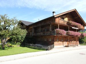 阿尔普巴赫谷地赖特Exquisite Apartment in Reith im Alpbachtal near Ski Resort and Lake的阳台上带鲜花的大型木制房屋