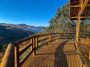 康塞高伊比蒂波卡Pedra que Estala / Reserva Alto da Colina的山景木制阳台