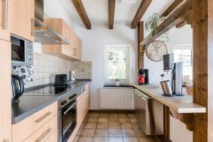 NiedersalweyHaus Felsberg的厨房配有木制橱柜和台面