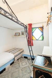 丹吉尔DAR YAMNA Maison typique Kasbah de Tanger的客房设有床和窗户。