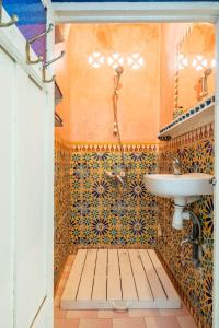丹吉尔DAR YAMNA Maison typique Kasbah de Tanger的一间带水槽和淋浴的浴室