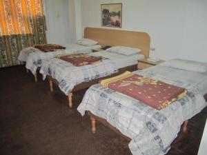安曼亚洲大酒店的一间客房内的四张床