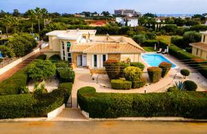 阿依纳帕Cape Greco Villa Anastel 2的一座带花园和游泳池的房子