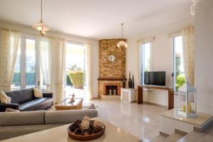 阿依纳帕Cape Greco Villa Anastel 2的带沙发和壁炉的客厅