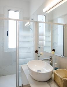 阿依纳帕Cape Greco Villa Anastel 2的白色的浴室设有水槽和镜子