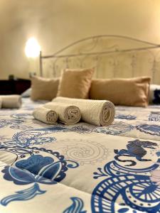 巴勒莫LE PORTE DI PALERMO的一间卧室配有两张蓝色和白色图案的床