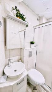 瓦尔纳Venum的白色的浴室设有水槽和卫生间。