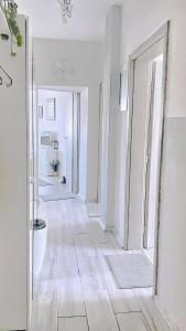 瓦尔纳Venum的走廊设有白色墙壁、木地板和镜子