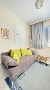 瓦尔纳Venum的客厅配有带黄色枕头的沙发