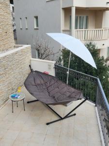 布雷拉Apartments - Villa Sabrina的阳台上配有带遮阳伞的吊床