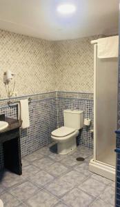 内尔哈巴尔肯德卡拉贝欧公寓酒店的一间带卫生间和水槽的浴室