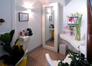 蓬泰代拉伊尔短笛客房旅馆的浴室设有水槽、镜子和植物