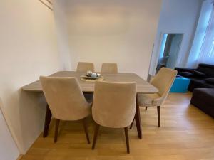 维也纳Vienna City Apartment 7的客厅配有餐桌和椅子