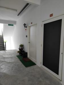 怡保Casa Klebang Homestay的绿色地毯的房间里一个大车库门