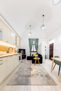 科希策Center Apartment Mlynska Kosice with private Parking的厨房以及带沙发和桌子的客厅。