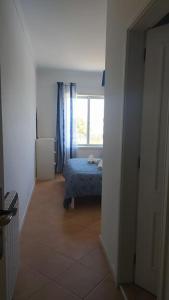 托雷拉Apartamento em Torreira - Nenúfares的一间小卧室,配有床和窗户