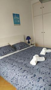 托雷拉Apartamento em Torreira - Nenúfares的一间卧室配有一张床,上面有两条毛巾