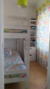 托雷拉Apartamento em Torreira - Nenúfares的一间小房间,配有一张双层床,一个小房间,配有一张双层床