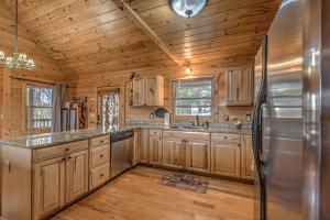 蓝岭Cozy Blue Ridge Cabin in Heart of the Mountains的厨房配有木制橱柜和不锈钢冰箱。