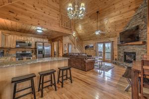 蓝岭Cozy Blue Ridge Cabin in Heart of the Mountains的小木屋内的开放式厨房和客厅