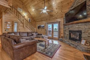 蓝岭Cozy Blue Ridge Cabin in Heart of the Mountains的带沙发和壁炉的客厅