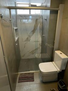 戈亚尼亚Apartamento aconchegante 1911的一间带卫生间和玻璃淋浴间的浴室