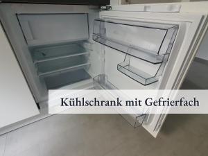 Linkenheim-HochstettenApartment_BaLi的冰箱,门开,有风筝克雷塔明微系数