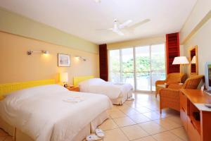 科罗尔帛琉皇家度假村酒店的酒店客房设有两张床和一个阳台。