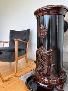 萨拉茨格里瓦蓝都普拉瓦斯度假屋的一个带椅子的客房内的木炉