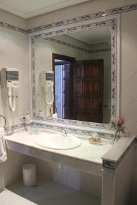 阿维拉Vettonia的一间带水槽和大镜子的浴室
