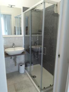 伊塞尔尼亚Suite in Città residence的一间带玻璃淋浴和水槽的浴室