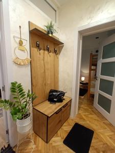 贝尔格莱德ODMORKO Zemun的一间设有木柜和门的房间
