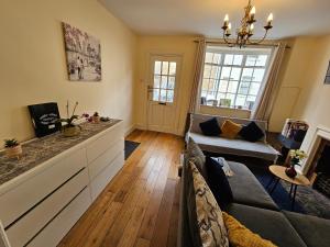 温莎Inviting 2-Bed Cottage in Windsor的客厅配有沙发和桌子