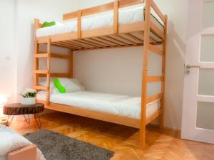 贝尔格莱德ODMORKO Zemun的一间卧室配有两张双层床。
