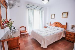拉安蒂拉阿祖尔旅馆的一间卧室配有一张床、一张桌子和一个窗户。