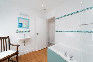 圣艾夫斯Orla-Mo Victorian Captains House,St Ives,Cornwall,Sleeps10-15,Parking4cars,Refurb2022的带浴缸和盥洗盆的浴室