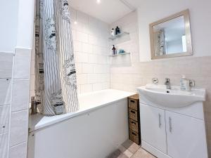伦敦Cool Place 02 Academy的白色的浴室设有水槽和淋浴。