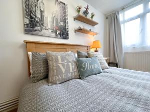 伦敦Cool Place 02 Academy的一间卧室配有一张带木制床头板和枕头的床。