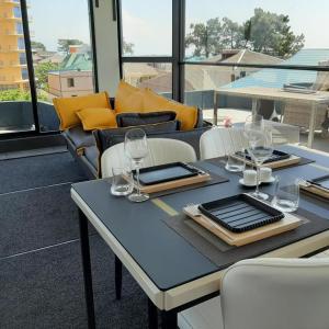 科布列季HOTEL SABA的餐桌、酒杯和沙发