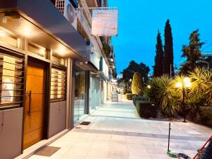 雅典Loft Athens -Nomad Friendly # SuperHost hub#的大楼前空的人行道