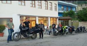 吉诺卡斯特Hotel Bebej Tradicional的一群人站在一座摩托车的建筑前