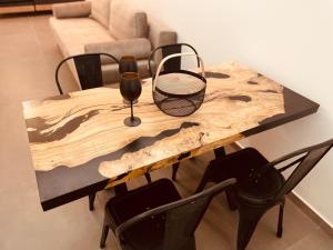 雅典Loft Athens -Nomad Friendly # SuperHost hub#的一张木桌,配有两把酒杯和椅子
