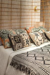 董索Villa Kulintang的一间卧室配有两张带枕头的床。